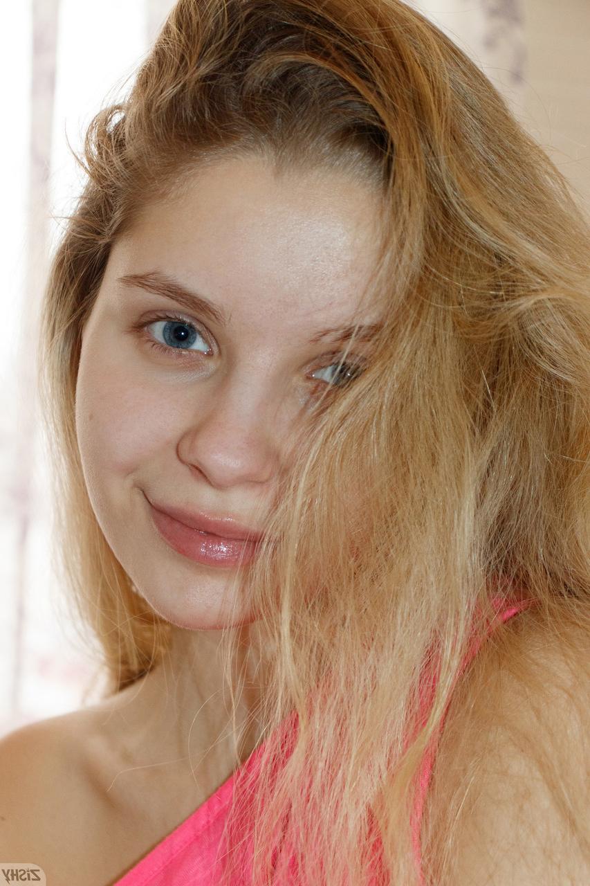 13P Linda gata Samadhi Amour mostra seus peitos grandes no banheiro
