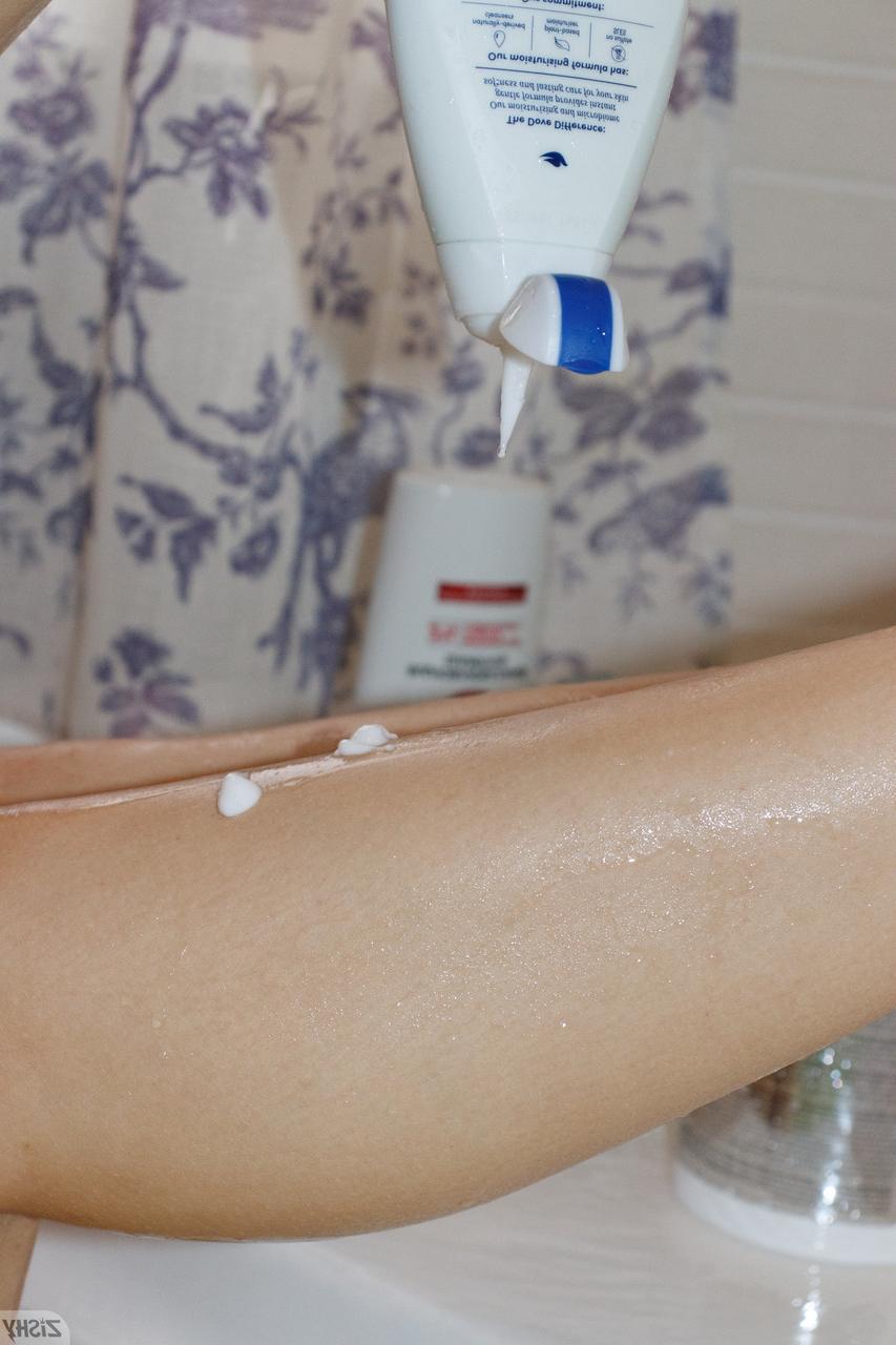 13P Linda gata Samadhi Amour mostra seus peitos grandes no banheiro