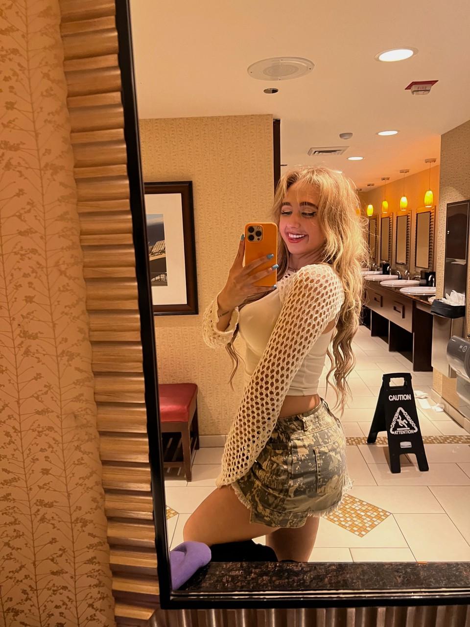 11P La amateur con curvas Jordan Hall hace alarde de su gran culo en una recopilación sexy
