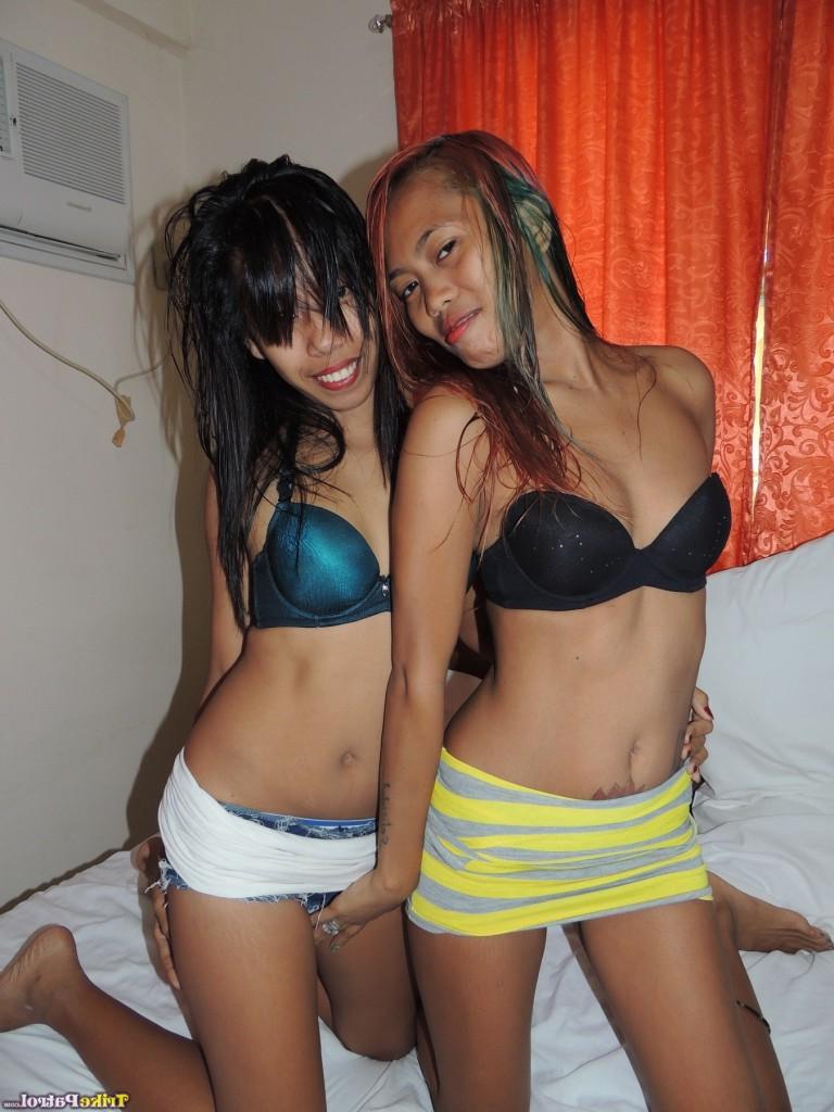 17P As fiandeiras filipinas Shanelle e Bubbles brincam nuas na cama abrindo as pernas