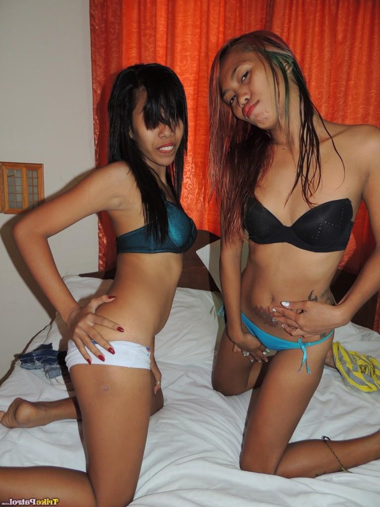 17P As fiandeiras filipinas Shanelle e Bubbles brincam nuas na cama abrindo as pernas