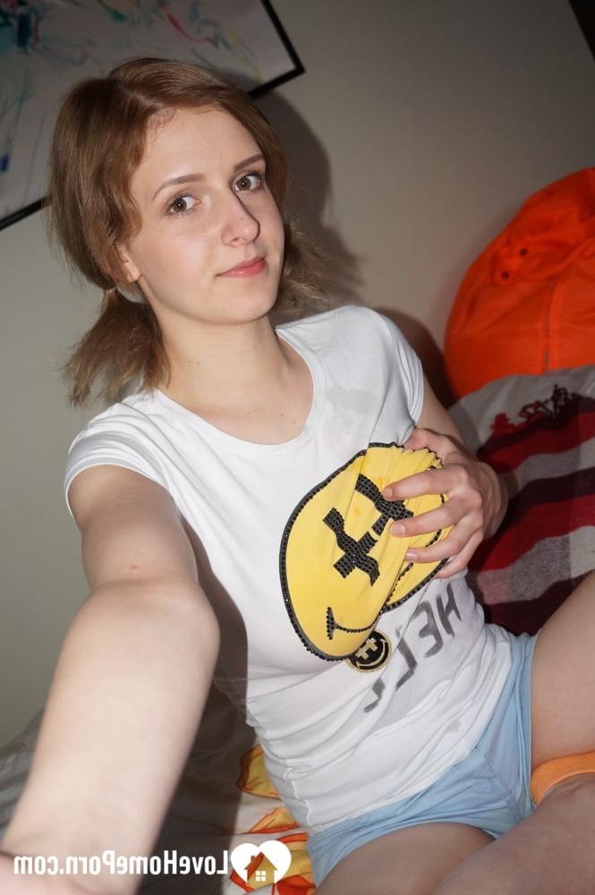9P Mamá amateur sexy se toca sus grandes tetas naturales mientras se toma selfies