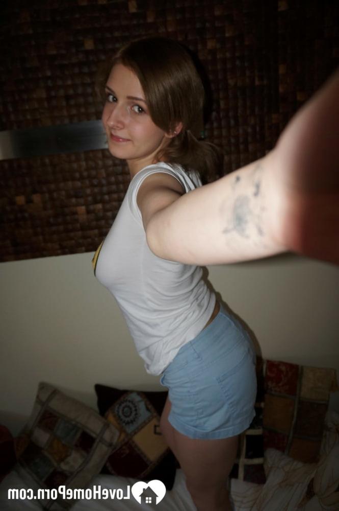 9P Mamá amateur sexy se toca sus grandes tetas naturales mientras se toma selfies