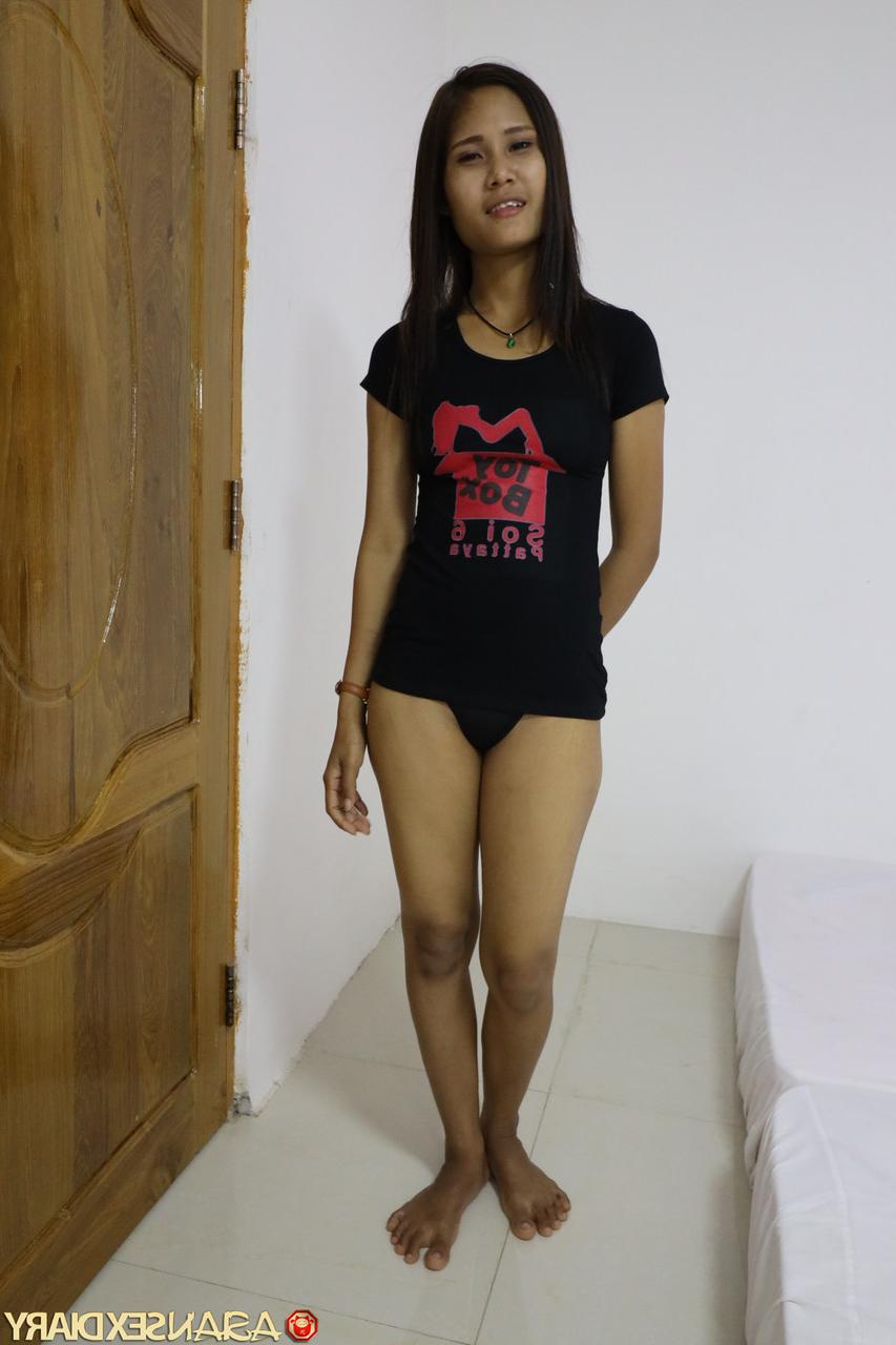 20P La pequeña asiática Thong recibe una polla en su coño afeitado y un creampie en POV