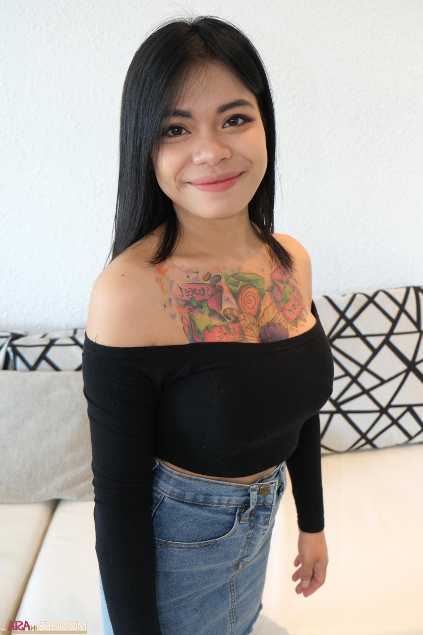 20P Nani, adolescente tailandesa com tinta, revelando seus peitos grandes, bunda e buceta em um solo