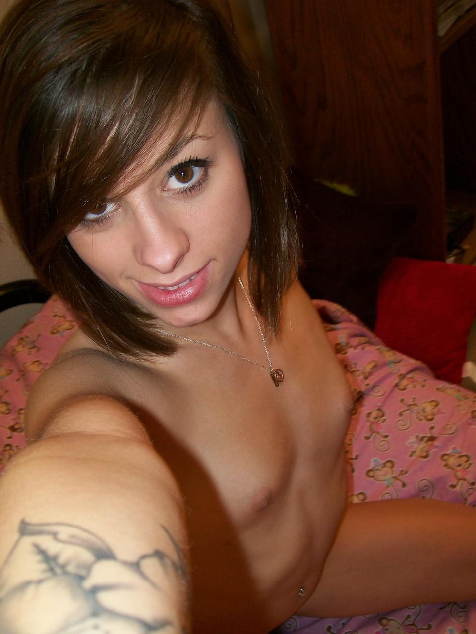 20P La jolie jeune amateur Riley Popper se déshabille et expose ses petits seins et son gros cul.