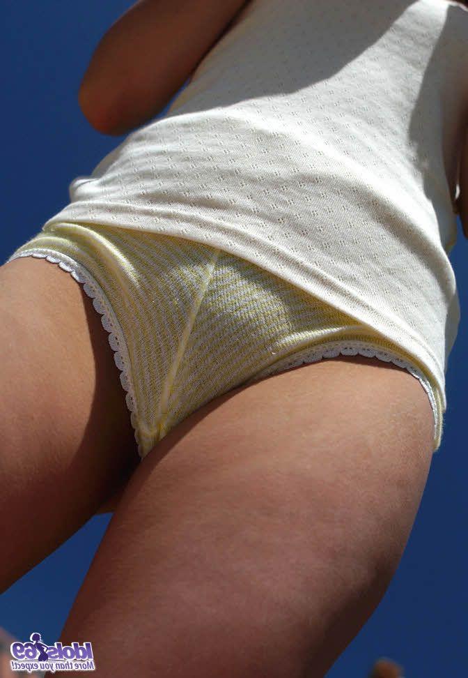 16P A pequena garota japonesa Haruki fica completamente nua enquanto está em público