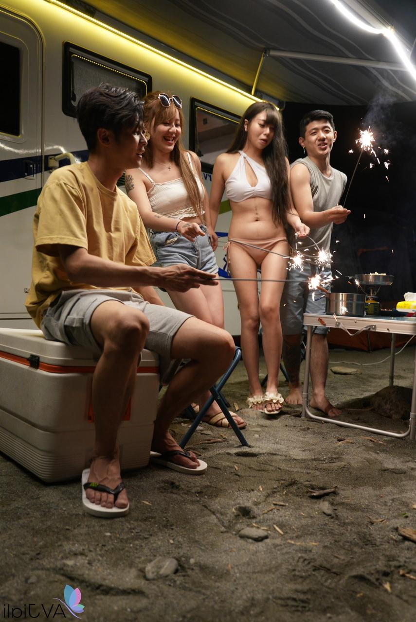 20P Die schlanke chinesische Schönheit Ranako wird beim Camping im Doggystyle gefickt