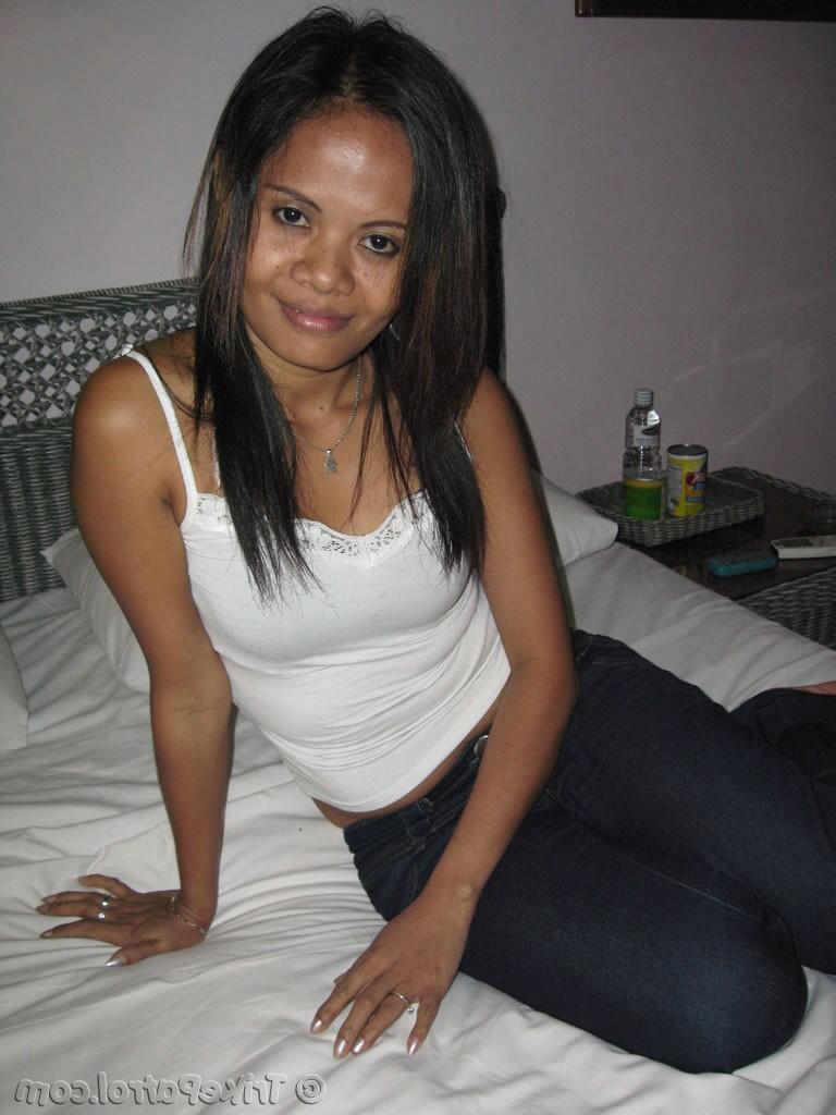 20P Die philippinische Amateurin Maureen Escareal zieht sich nackt aus und zeigt ihren großen Arsch