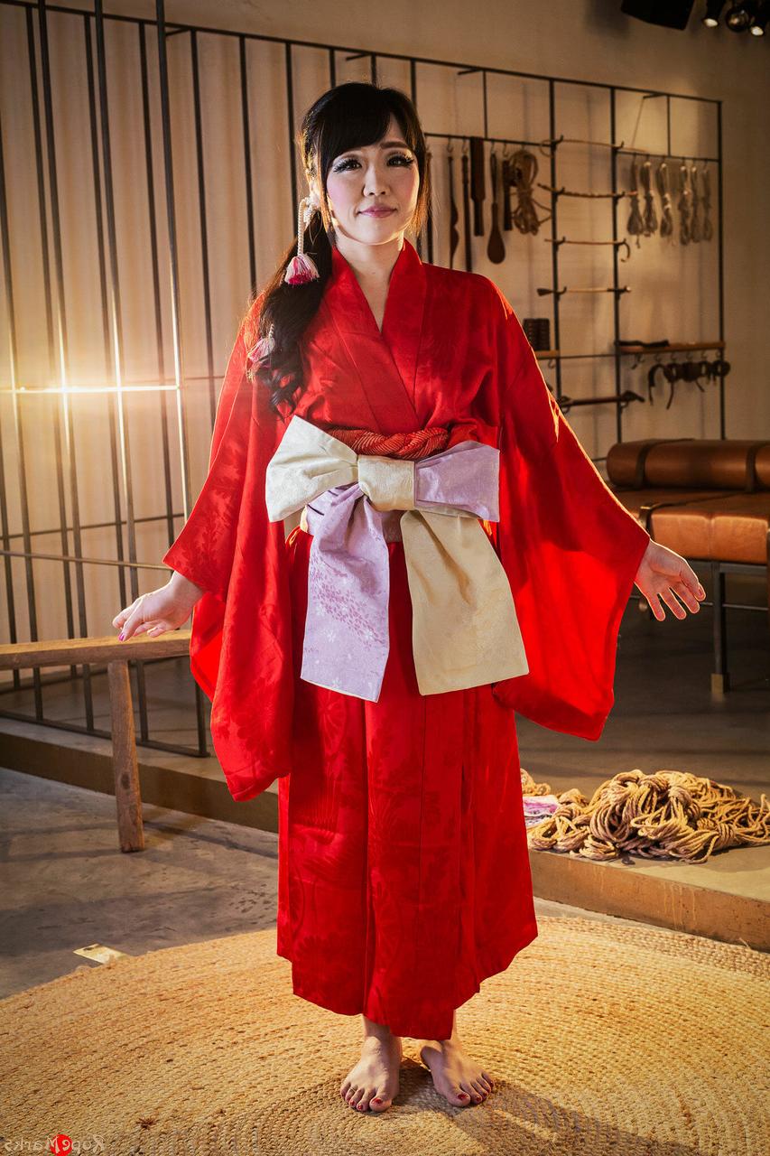 16P A japonesa Sakura Kurokawa é suspensa no teto por uma corda