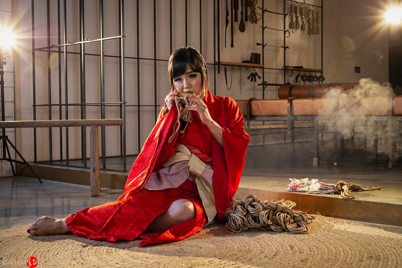 16P A japonesa Sakura Kurokawa é suspensa no teto por uma corda