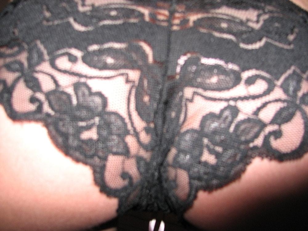 20P Austin, jeune blonde amateur, montre ses gros seins et ses tétons percés.