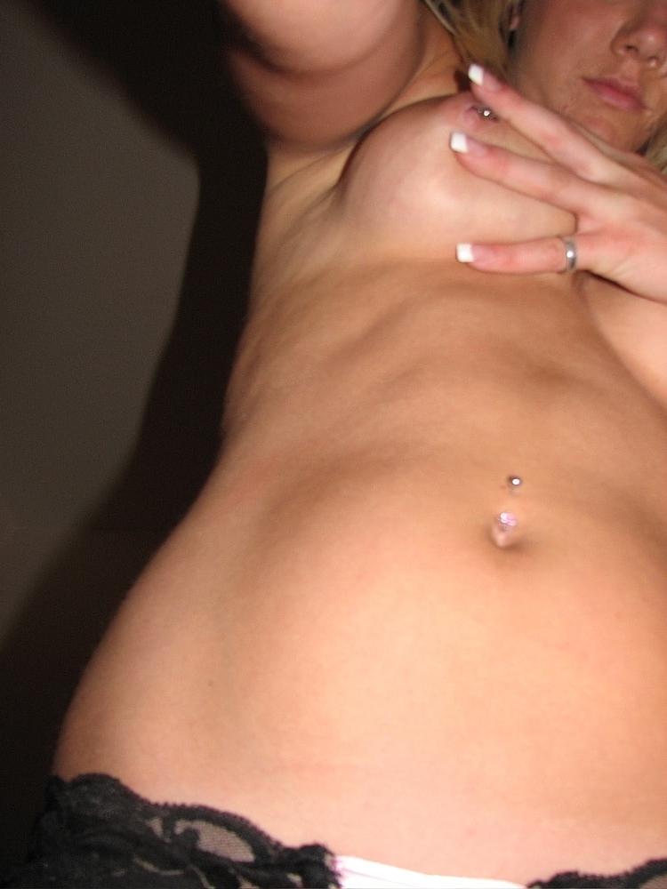 20P Austin, jeune blonde amateur, montre ses gros seins et ses tétons percés.