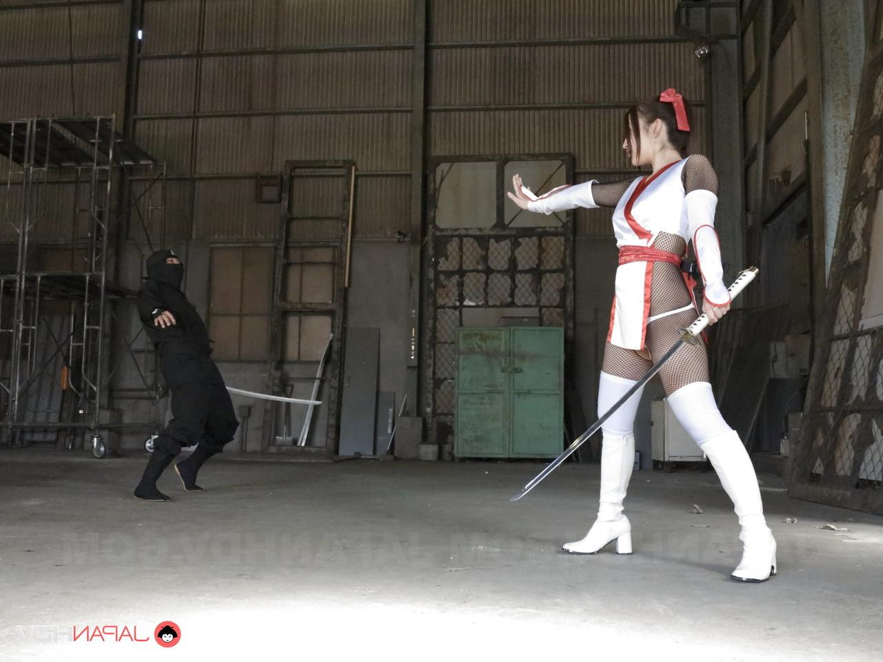 20P Der japanische Samurai im sexy Outfit Maria Ono wird von zwei Ninjas befummelt