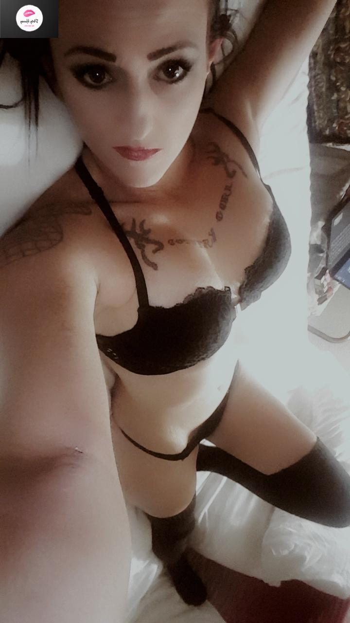 15P Gata amadora brinca com seus peitos suculentos enquanto tira selfies em lingerie preta