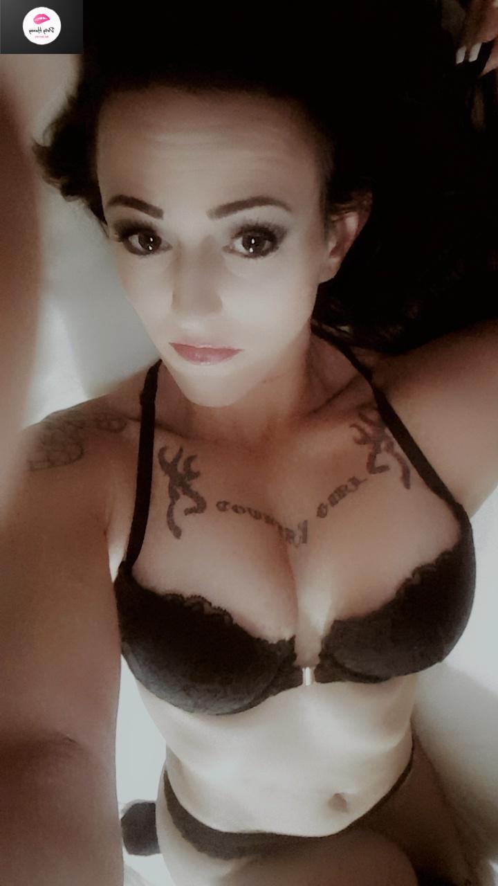 15P Gata amadora brinca com seus peitos suculentos enquanto tira selfies em lingerie preta