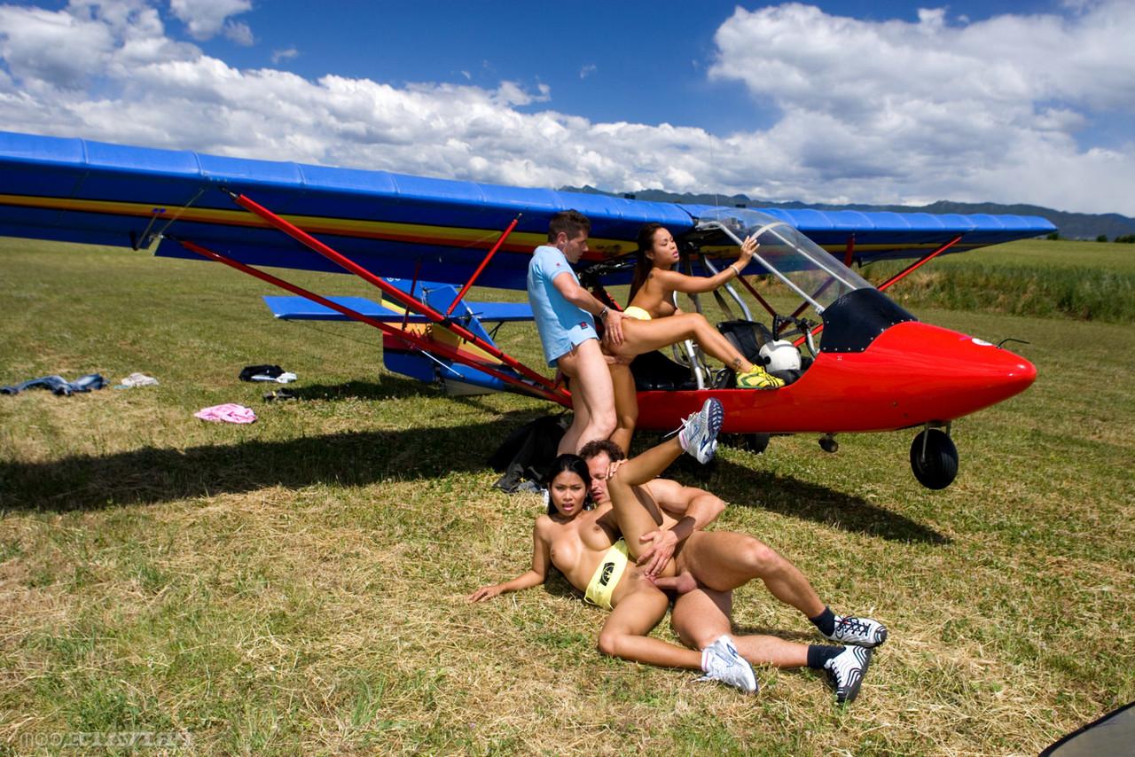 16P Belezas asiáticas engasgam com paus antes de foder na frente de uma nave voadora ultraleve