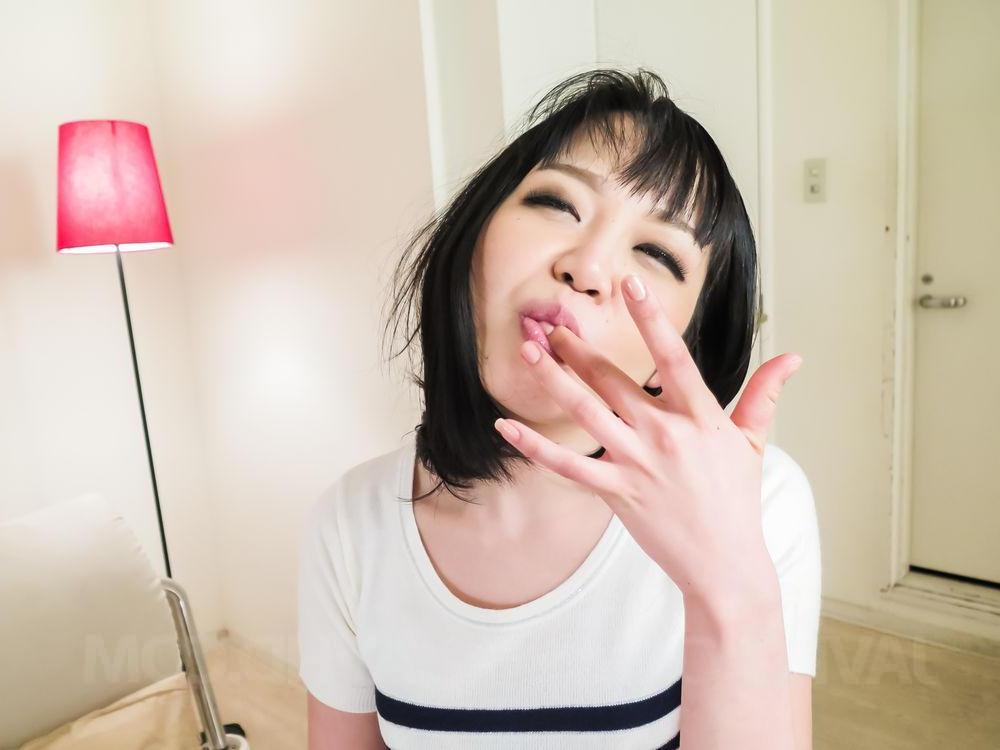 12P A gostosa japonesa Nozomi Yui come porra enquanto faz sexo oral na cama
