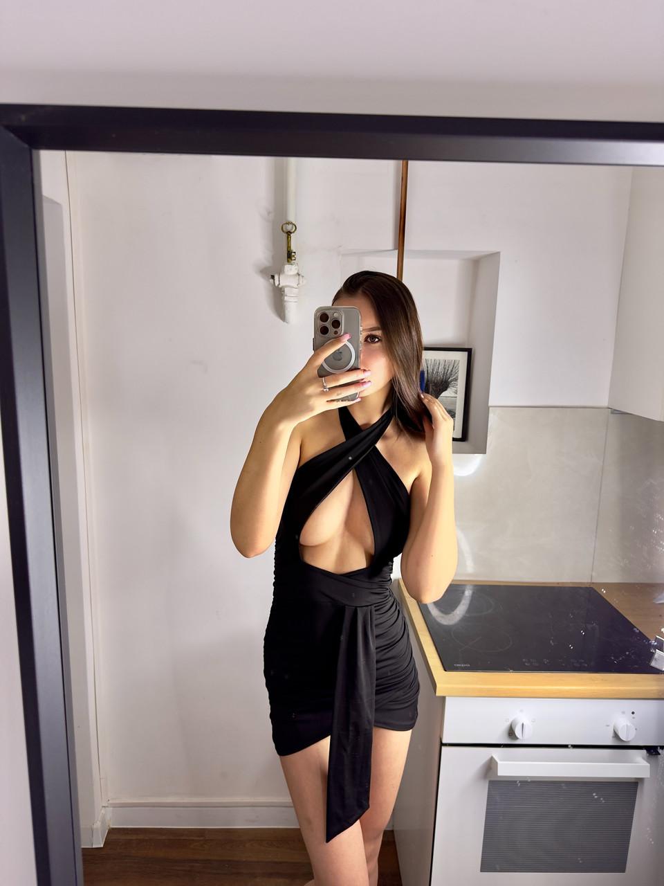 16P Pretty OnlyFans のカム美女がセクシーな黒いドレスを着て大きなおっぱいでからかう