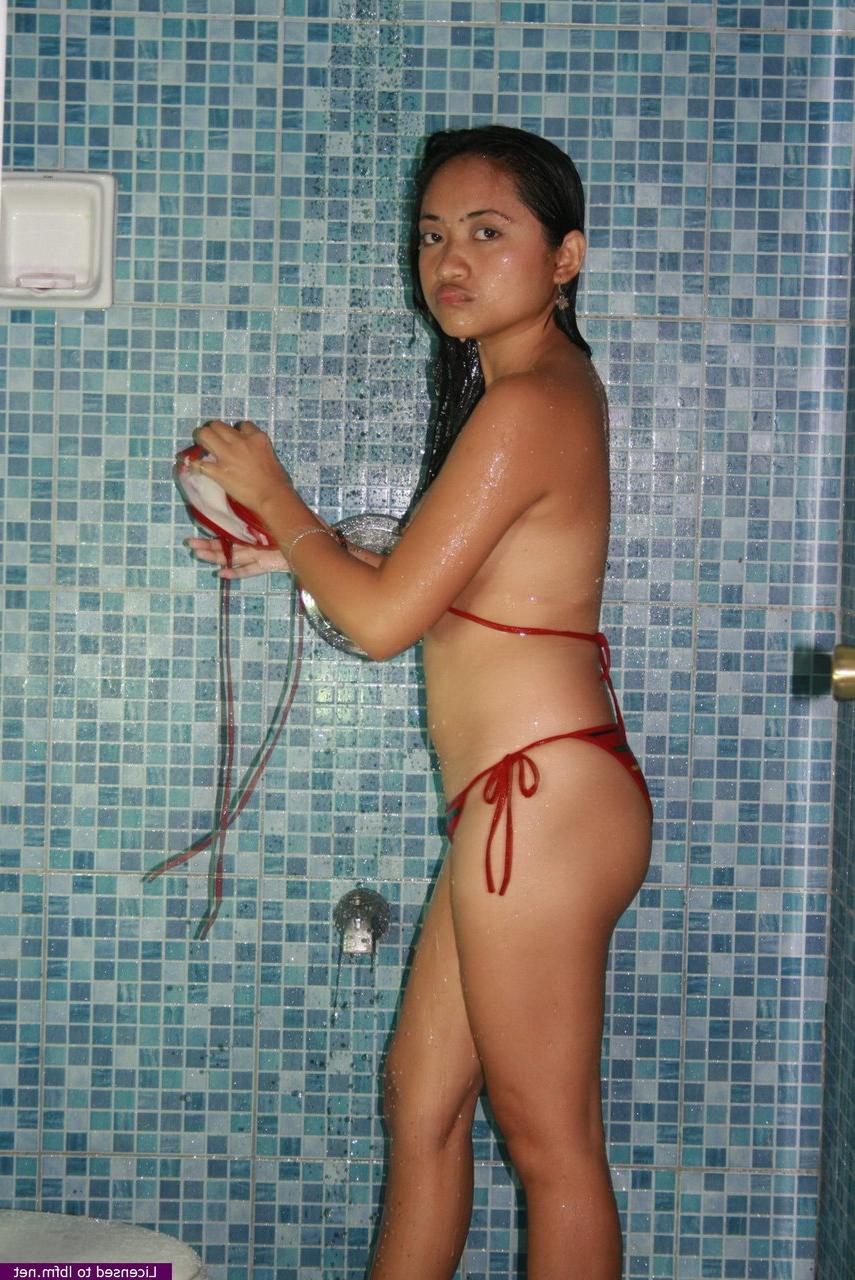 12P Adolescente asiático se masturba com um brinquedo sexual no banheiro depois do banho