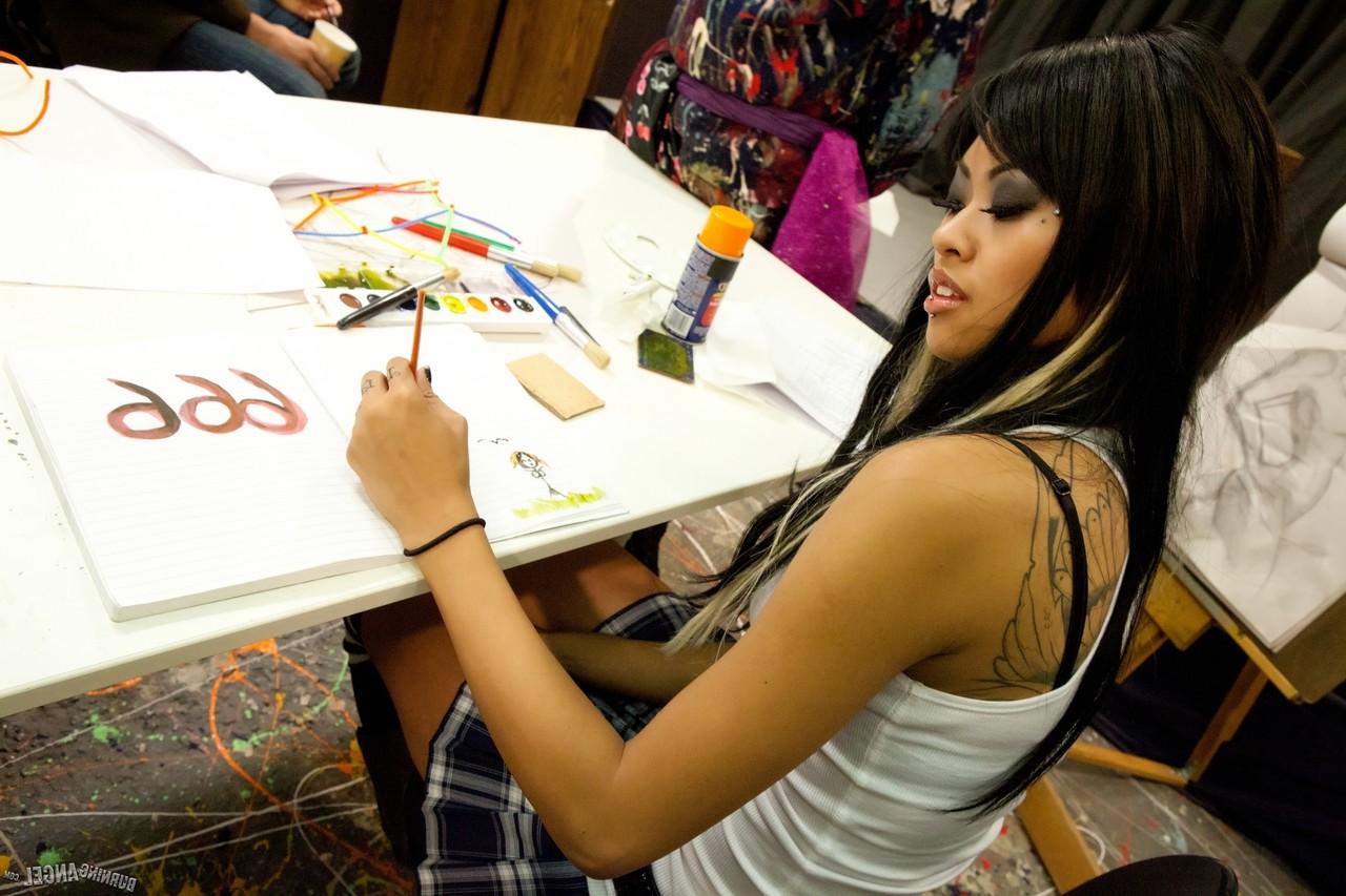 17P Das nackte rothaarige Emo-Girl Phoenix Askani bekommt bei einer gemischten Orgie heiße Knochen