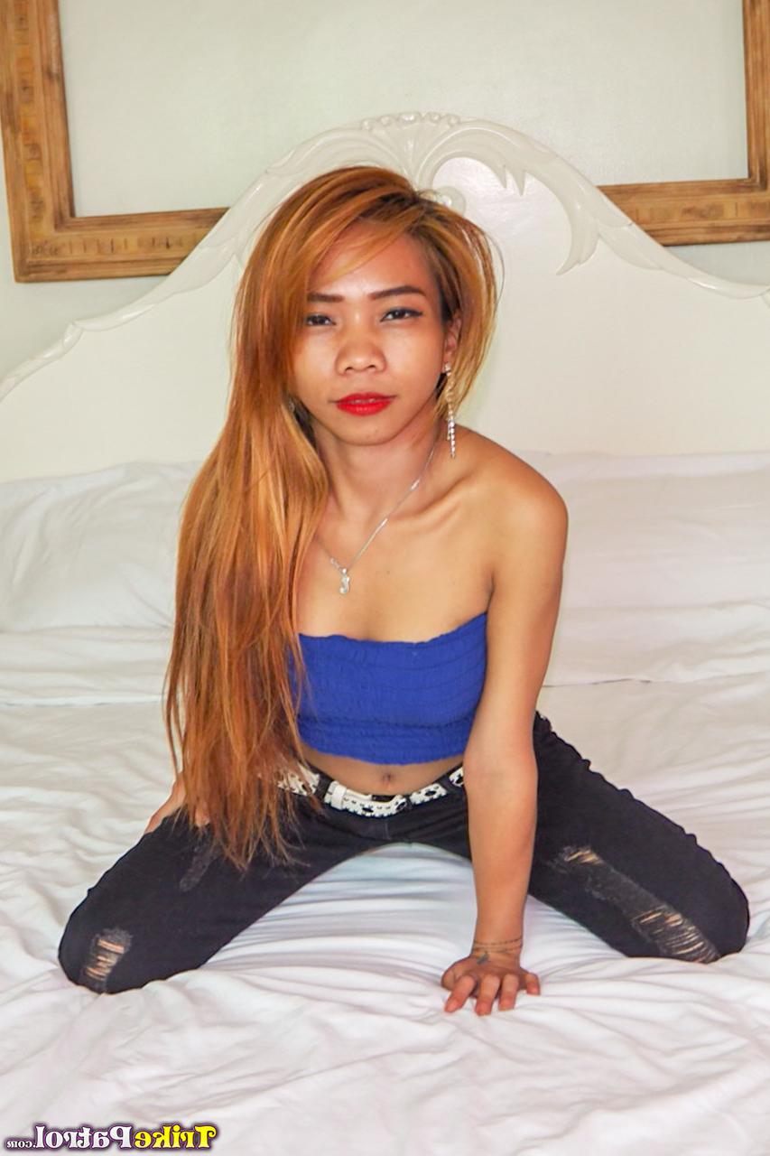 20P Die philippinische Amateurin Cheska Romulo lässt sich ihr Gesicht und ihre enge Muschi entbeinen