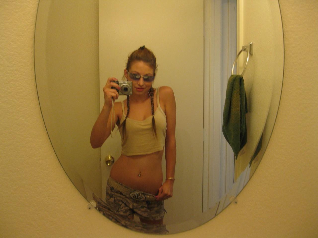 20P A linda adolescente amadora Dixie tira selfies de seu corpo quente no espelho