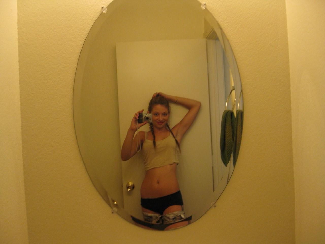 20P A linda adolescente amadora Dixie tira selfies de seu corpo quente no espelho