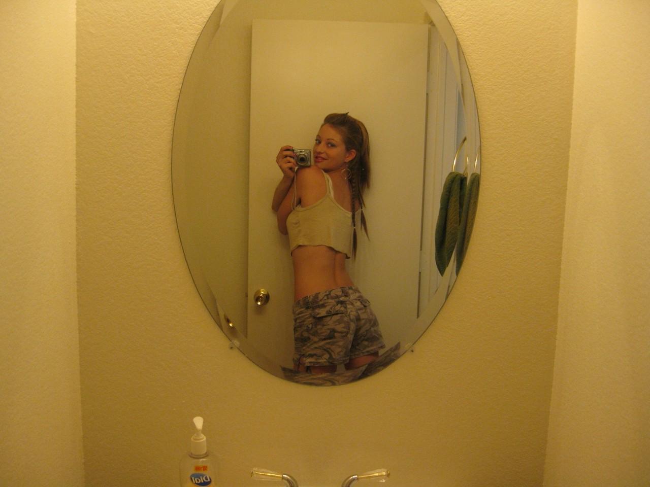 20P A linda adolescente amadora Dixie tira selfies de seu corpo quente no espelho