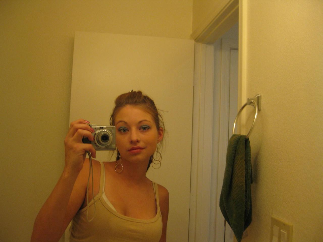 20P A linda adolescente amadora Dixie tira selfies de seu corpo quente no espelho