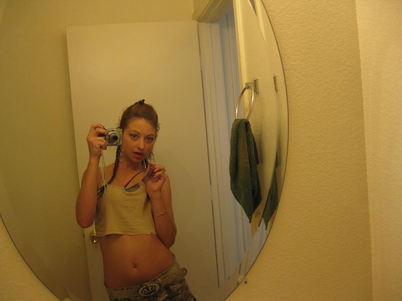 20P A linda adolescente amadora Dixie tira selfies de seu corpo quente no espelho