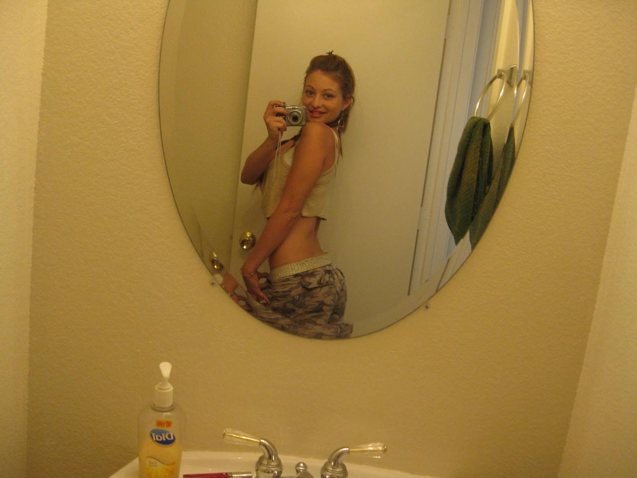 20P A linda adolescente amadora Dixie tira selfies de seu corpo quente no espelho