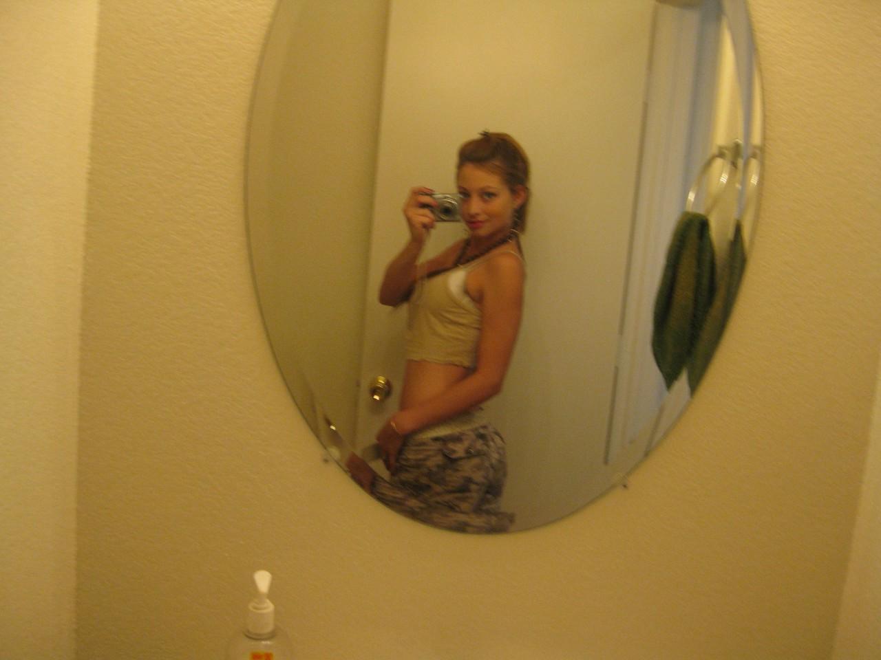 20P A linda adolescente amadora Dixie tira selfies de seu corpo quente no espelho