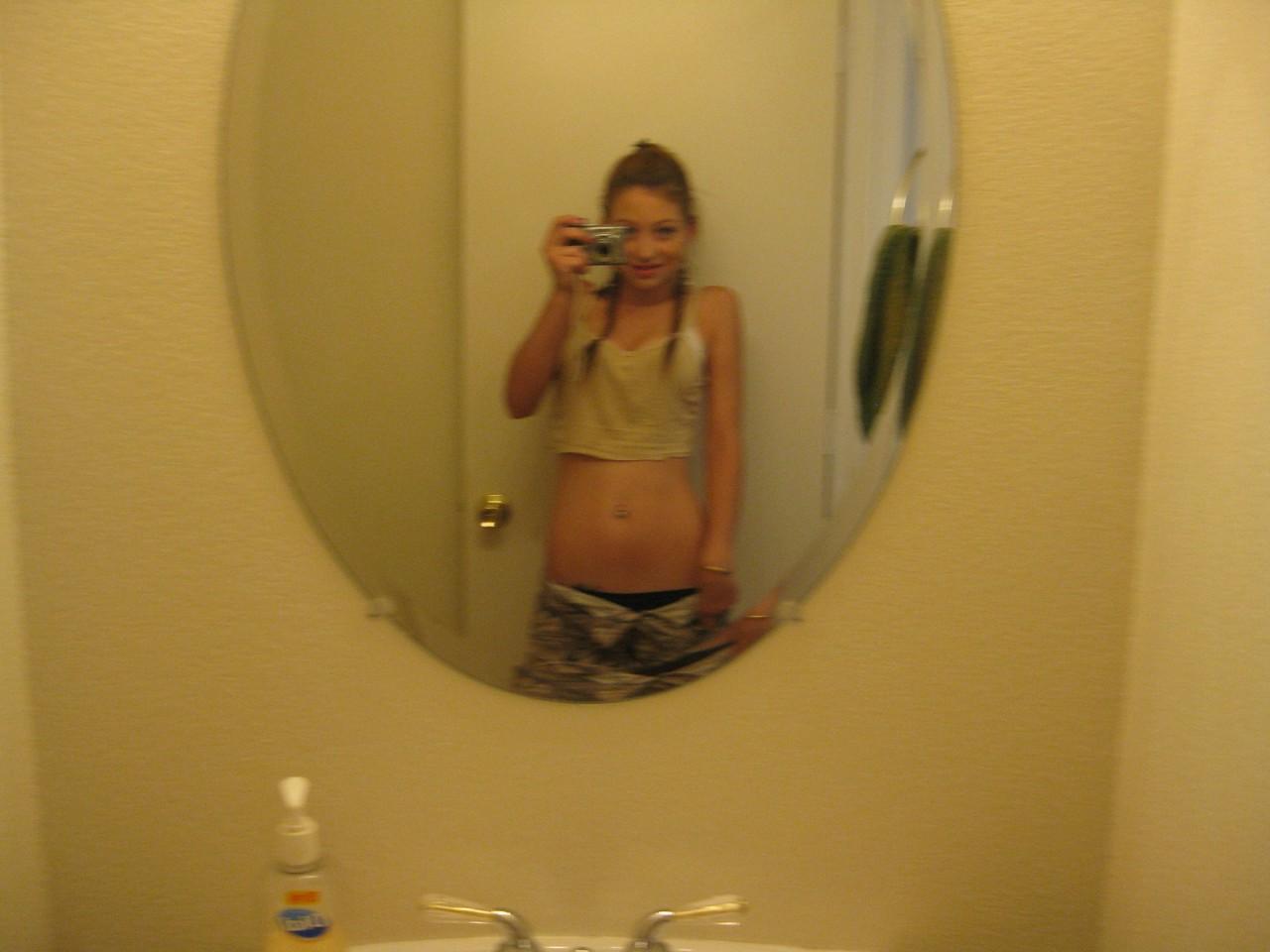 20P A linda adolescente amadora Dixie tira selfies de seu corpo quente no espelho