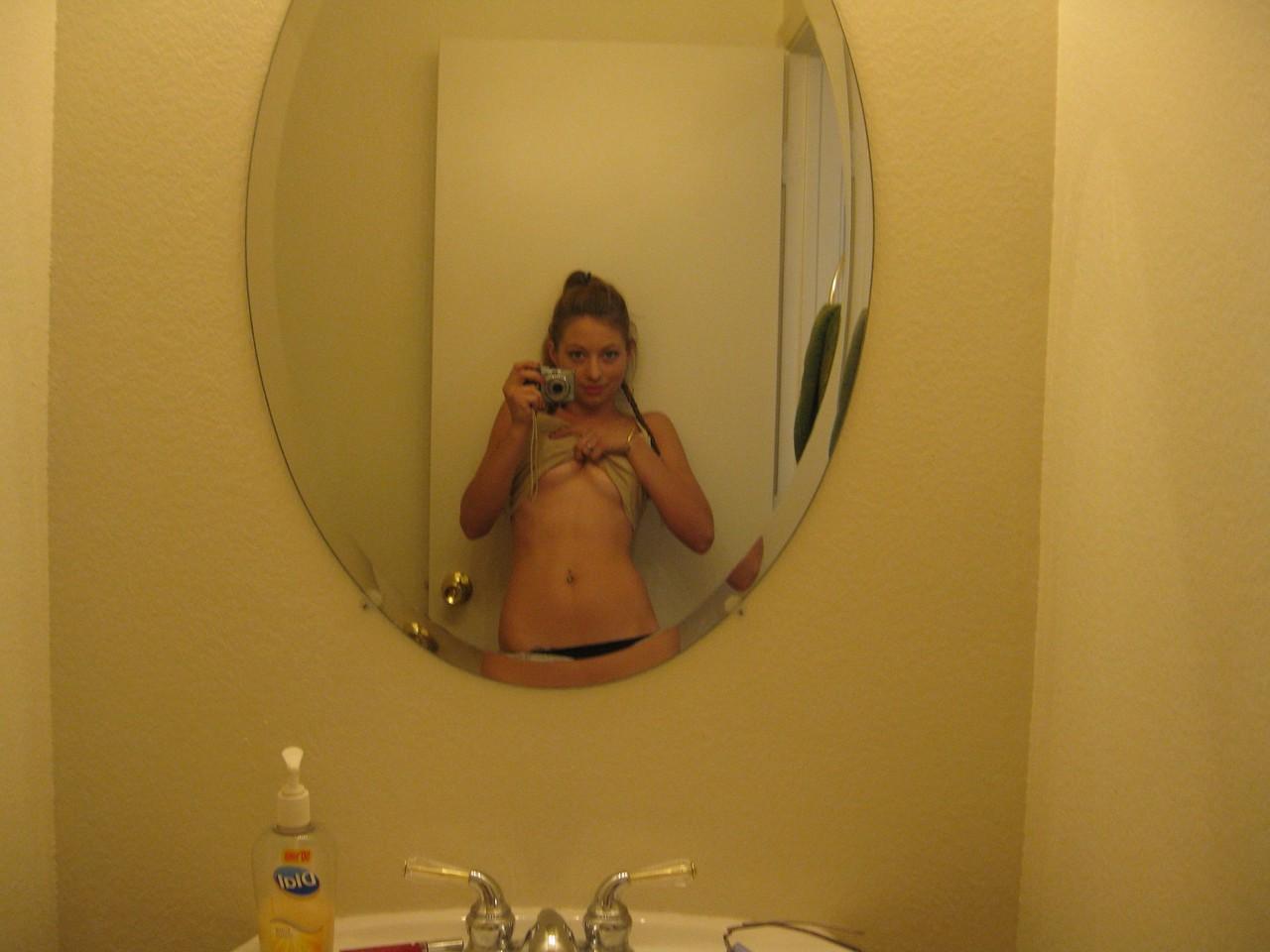 20P A linda adolescente amadora Dixie tira selfies de seu corpo quente no espelho