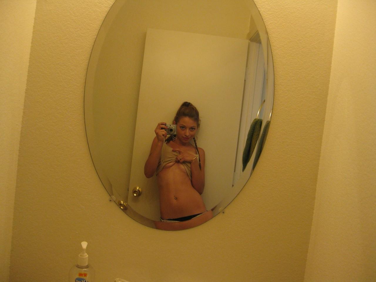 20P A linda adolescente amadora Dixie tira selfies de seu corpo quente no espelho