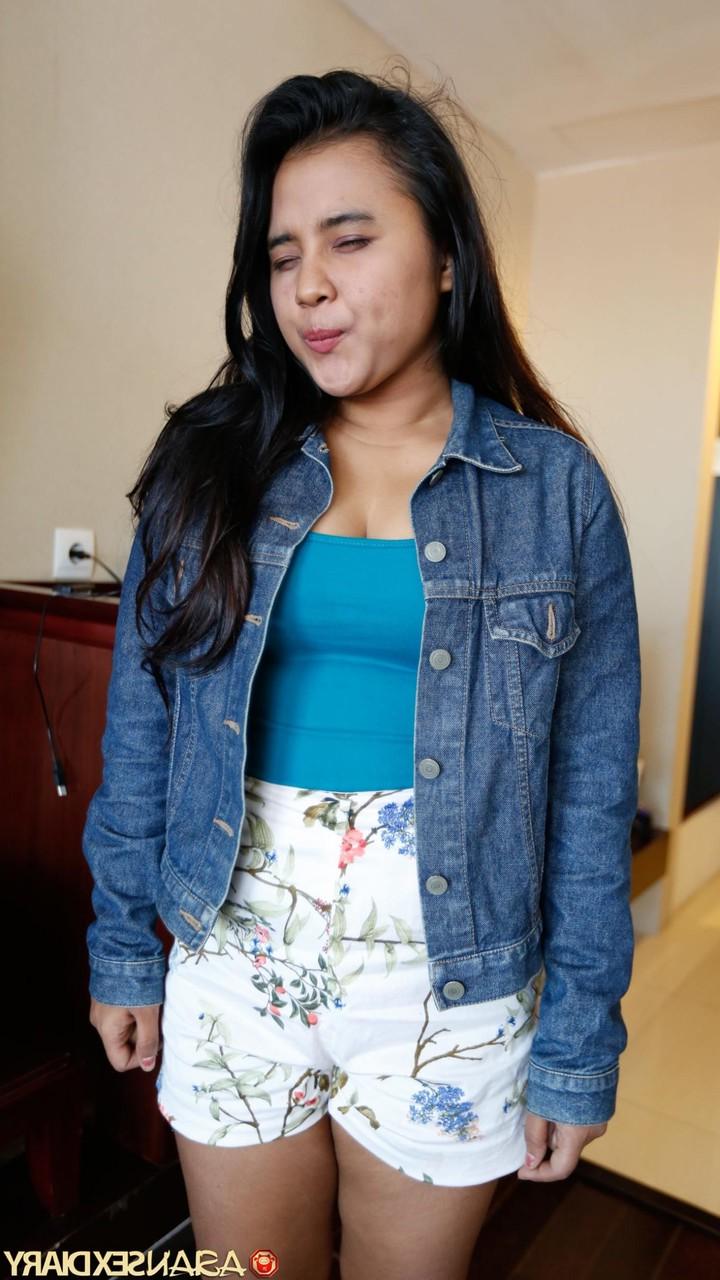 20P A morena asiática Zara revela seu corpo gordinho e leva uma surra em ação POV