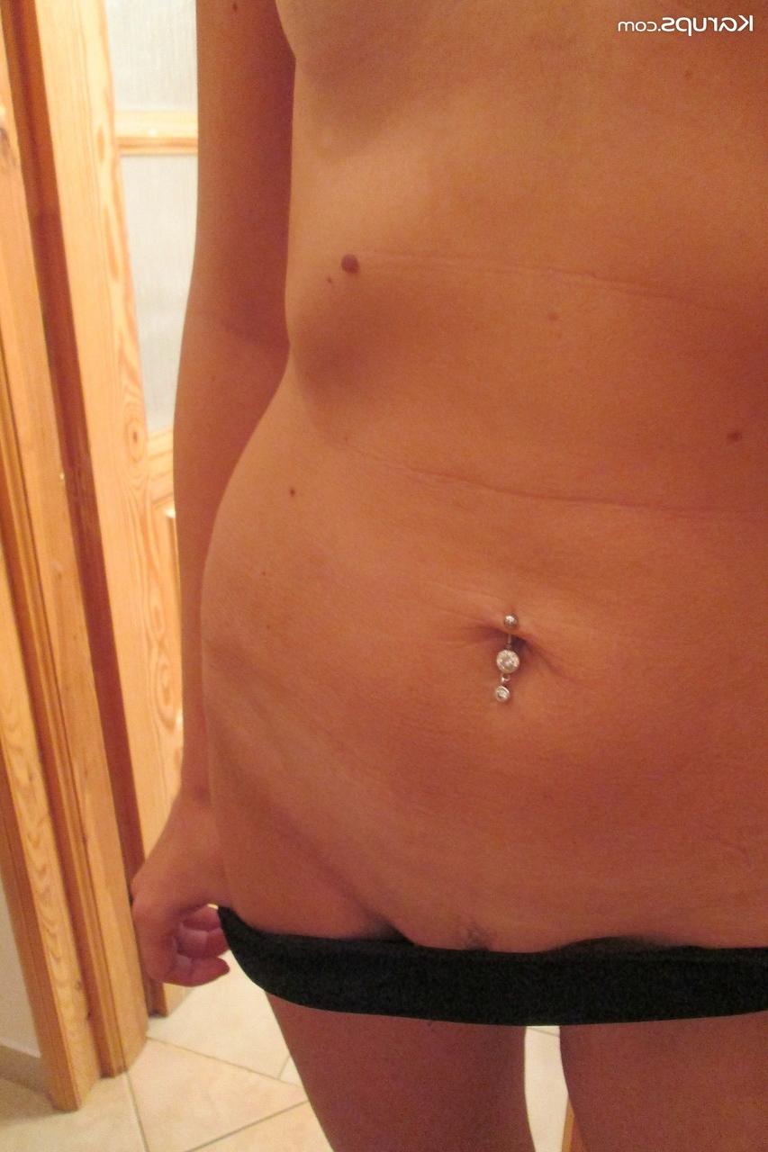 20P Die zierliche tschechische MILF Rebecca Red macht ein Selfie, während sie auf dem Stuhl masturbiert