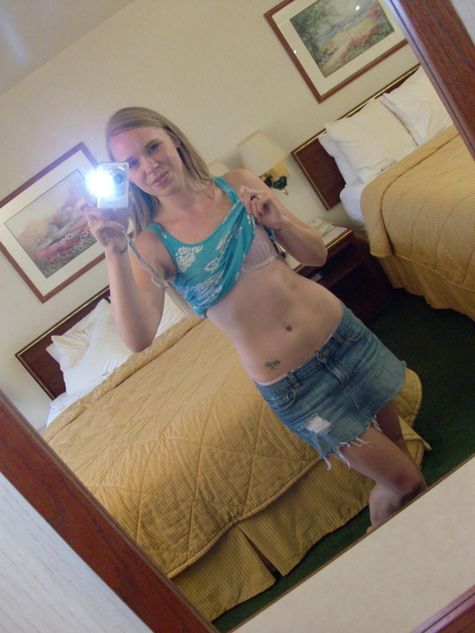 20P La chaude poupée amateur Ashley Ross prend des selfies pendant qu'elle se déshabille et pose devant le miroir.