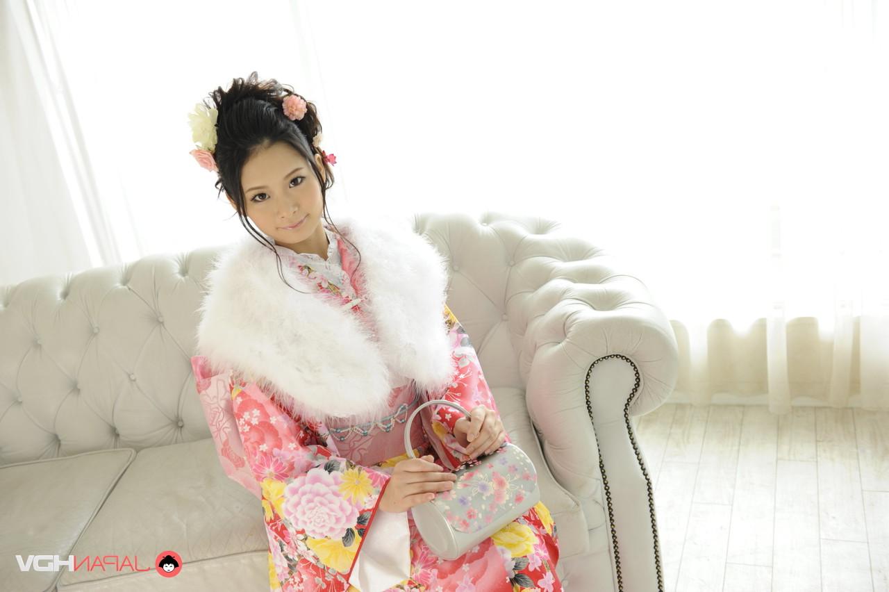 15P A bela japonesa Ako Nishino trabalha sem roupas tradicionais em um sofá