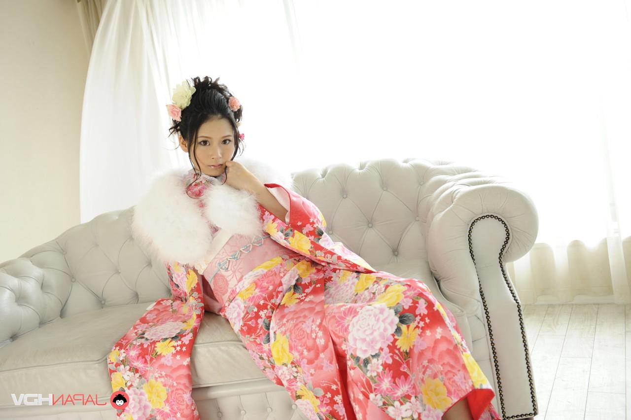 15P A bela japonesa Ako Nishino trabalha sem roupas tradicionais em um sofá
