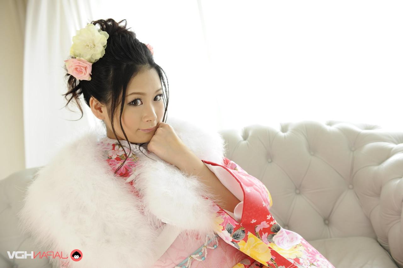15P A bela japonesa Ako Nishino trabalha sem roupas tradicionais em um sofá