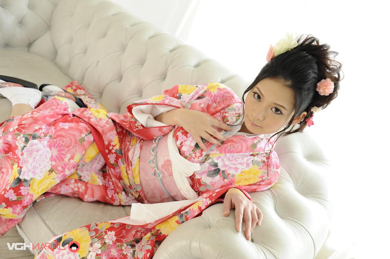 15P A bela japonesa Ako Nishino trabalha sem roupas tradicionais em um sofá