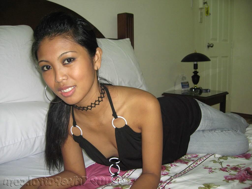 19P Pinay amateur se abre de piernas para mostrar su coño afeitado después de desnudarse