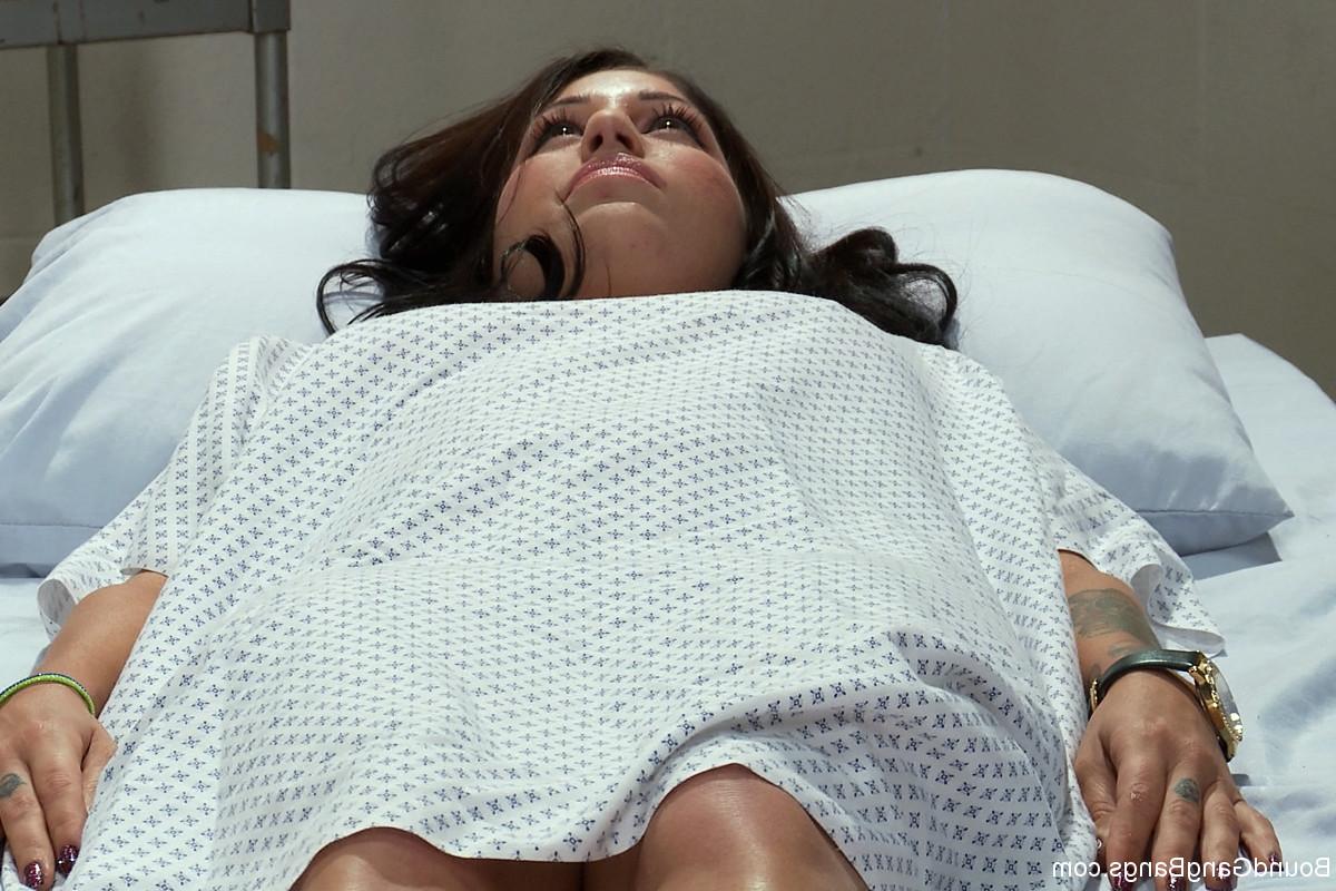 16P La universitaria sin dinero Britney Stevens se desnuda brevemente para un estudio médico