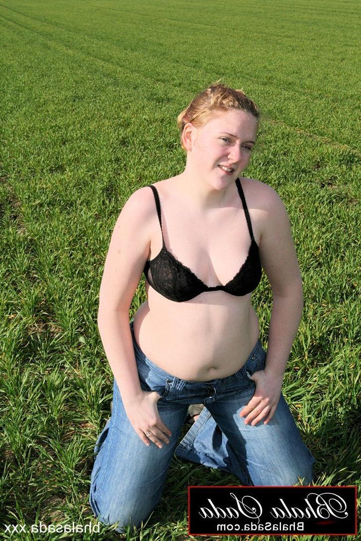 15P ぽっちゃり美女バーラ・サダがフィールド上でストリップして黒のランジェリー姿になる