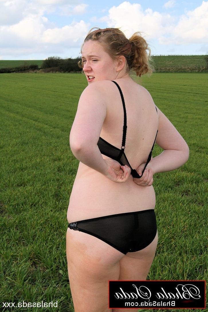 15P ぽっちゃり美女バーラ・サダがフィールド上でストリップして黒のランジェリー姿になる
