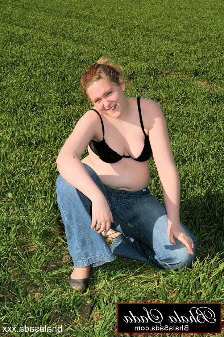 15P ぽっちゃり美女バーラ・サダがフィールド上でストリップして黒のランジェリー姿になる