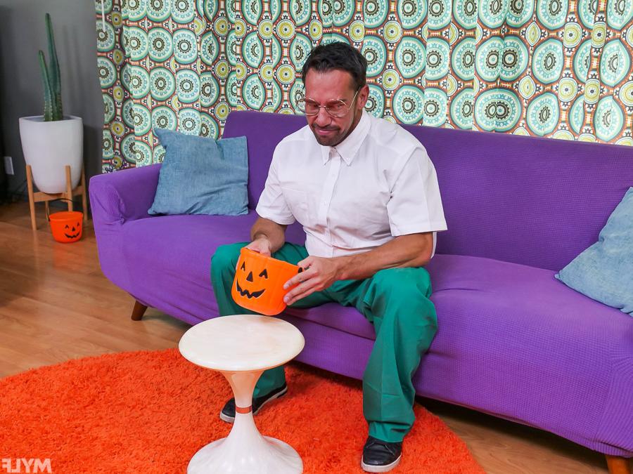 20P O adolescente Alex Coal é lambido e espancado no Halloween em uma ação sexual com uma família adotiva