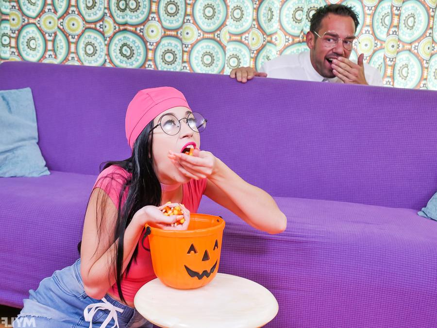 20P O adolescente Alex Coal é lambido e espancado no Halloween em uma ação sexual com uma família adotiva